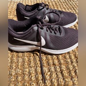 Nike revolution 4 black women size 7.5.great condition